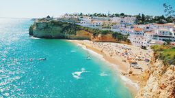 &Xi;&epsilon;&nu;&omicron;&delta;&omicron;&chi;&epsilon;ί&alpha; &sigma;&tau;&eta;&nu; &pi;ό&lambda;&eta; Praia do Carvoeiro