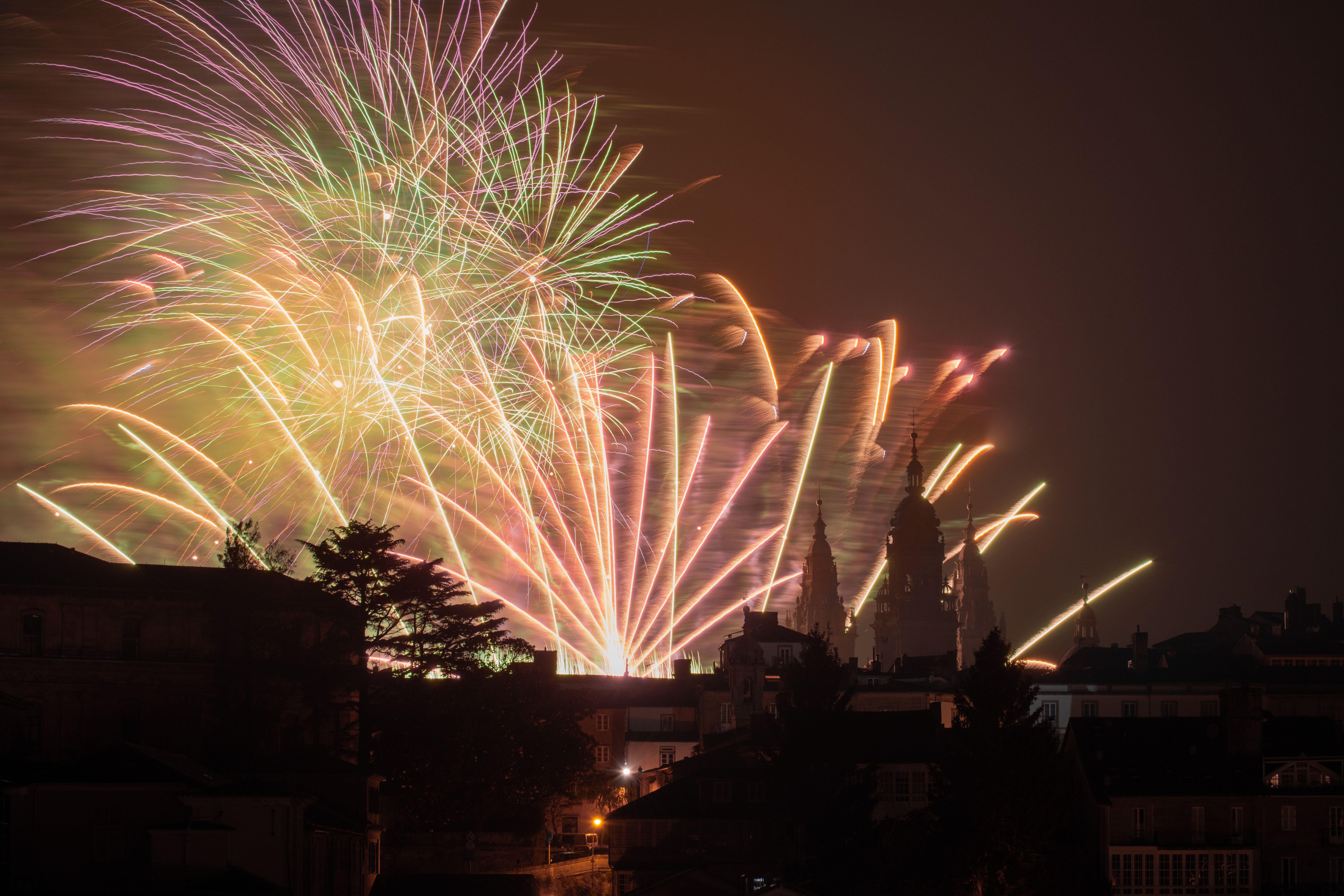 &Xi;&epsilon;&nu;&omicron;&delta;&omicron;&chi;&epsilon;ί&alpha; &sigma;&tau;&eta;&nu; &pi;ό&lambda;&eta; Santiago de Compostela