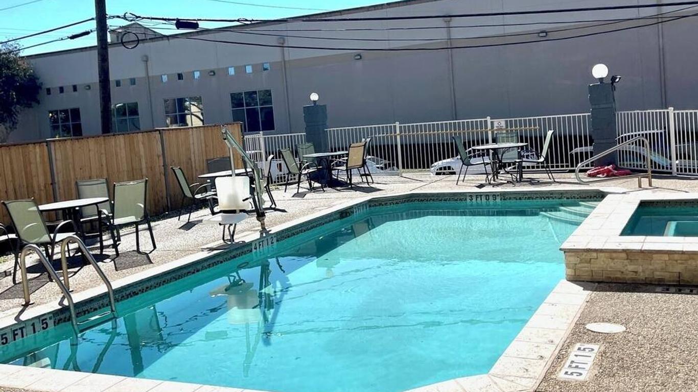 Quality Inn & Suites Airport North - Stone Oak