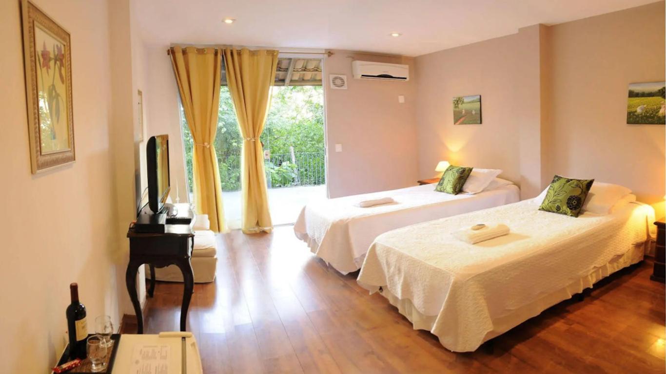 Altos de Santa Teresa Guest House