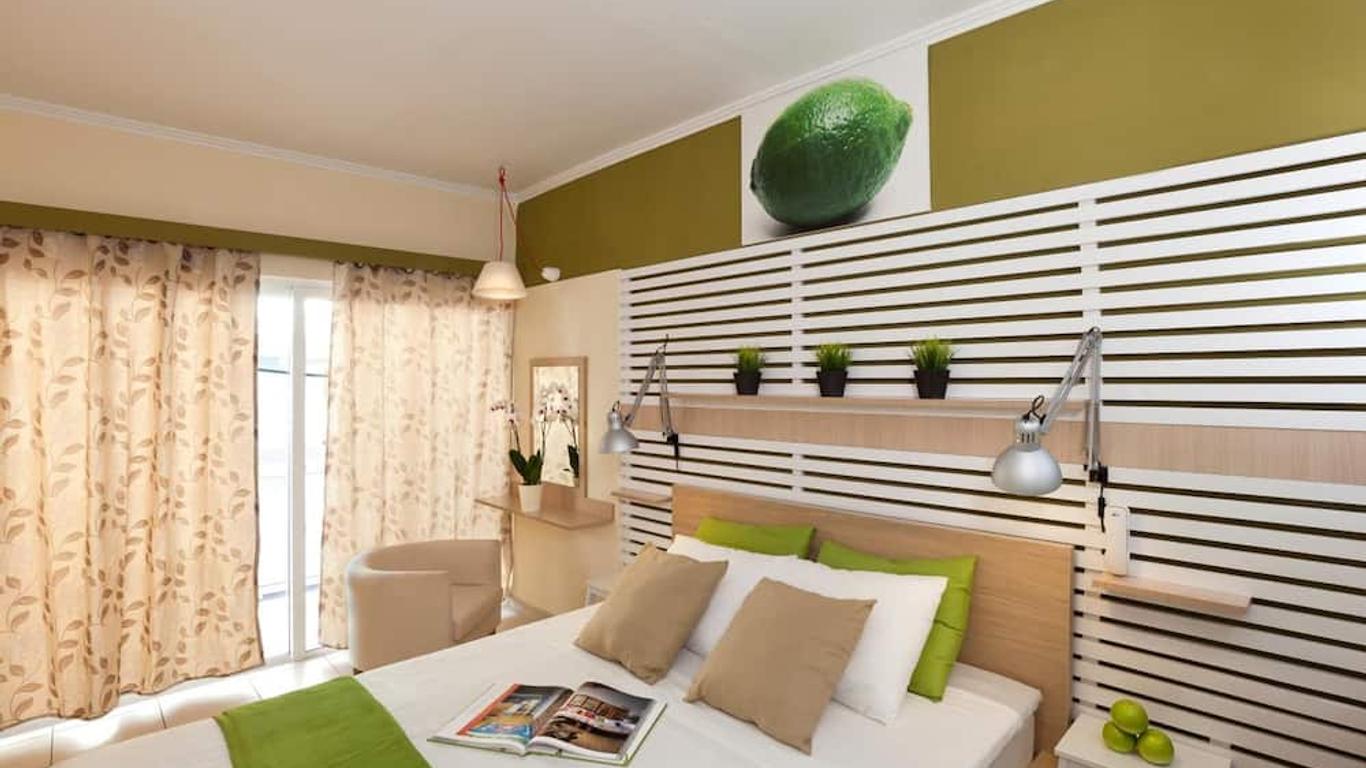 Saronis Hotel