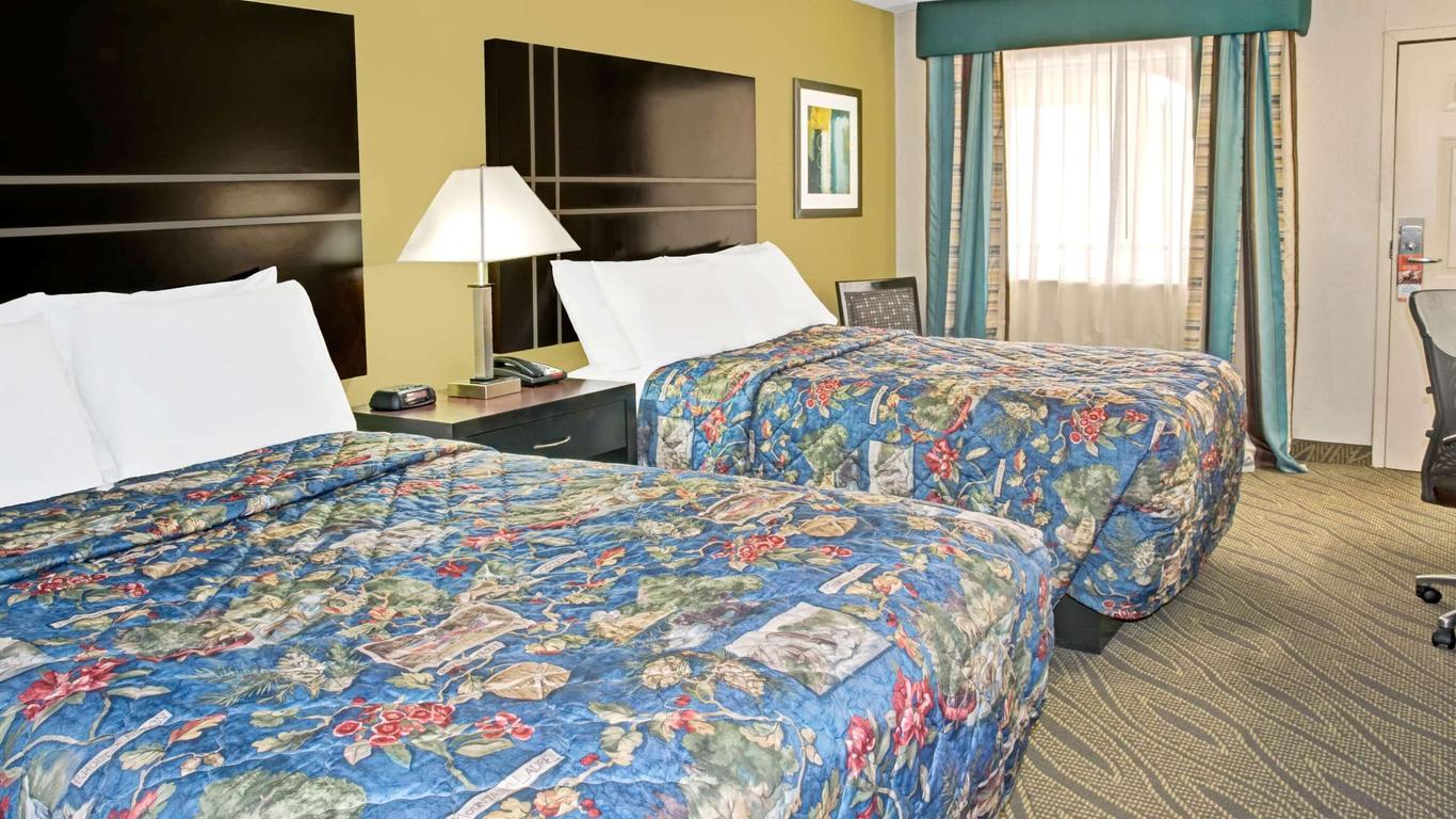 Howard Johnson by Wyndham Houston Downtown