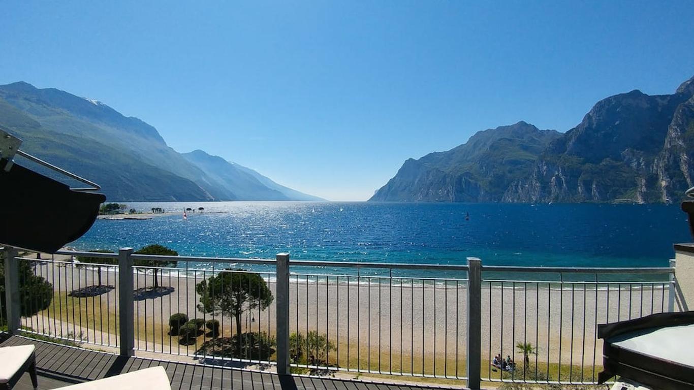 Hotel Baia Azzurra - Lake Front