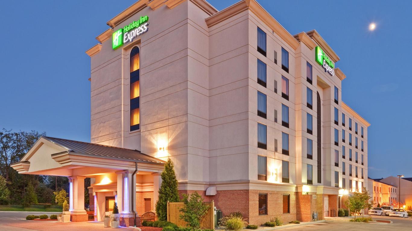 Holiday Inn Express & Suites Bloomington