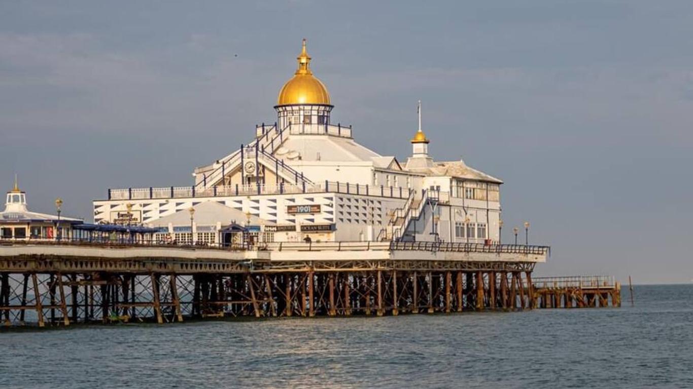 OYO Marine Parade Hotel, Eastbourne Pier