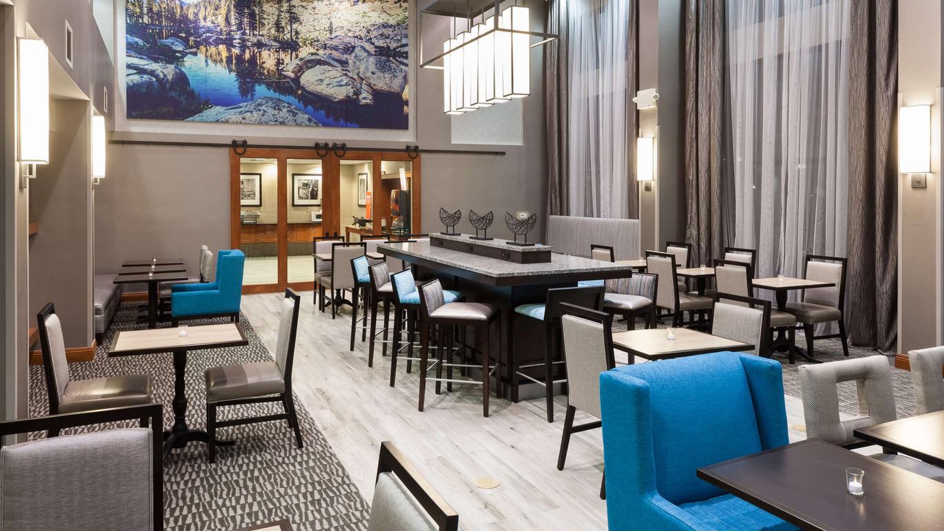 Hampton Inn & Suites Tulare
