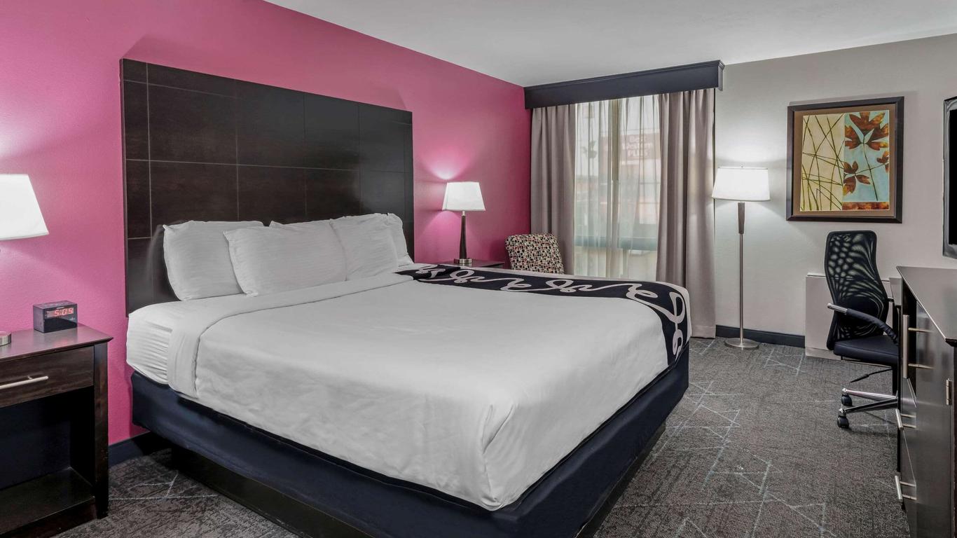 La Quinta Inn & Suites by Wyndham Dallas I-35 Walnut Hill Ln