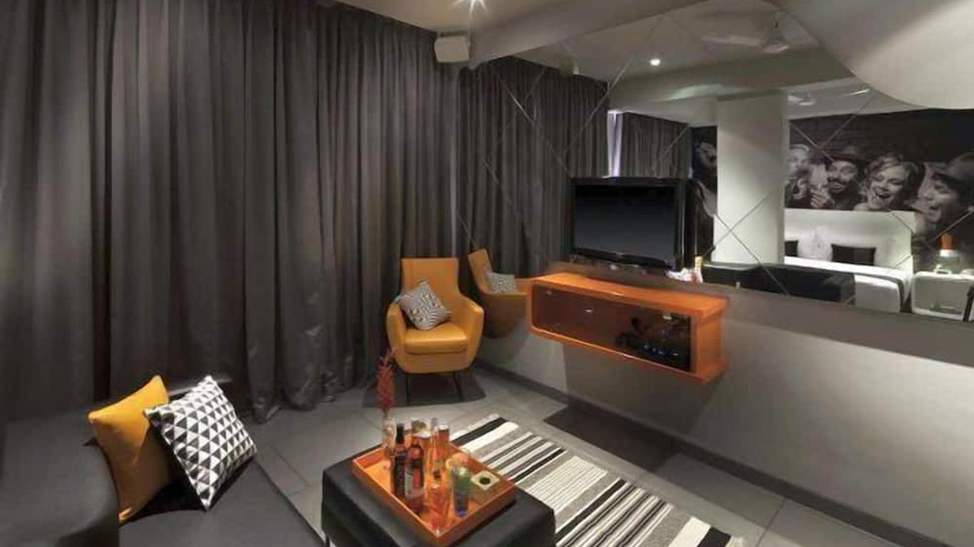 Sinq Party Hotel - No Male Stags Allowed