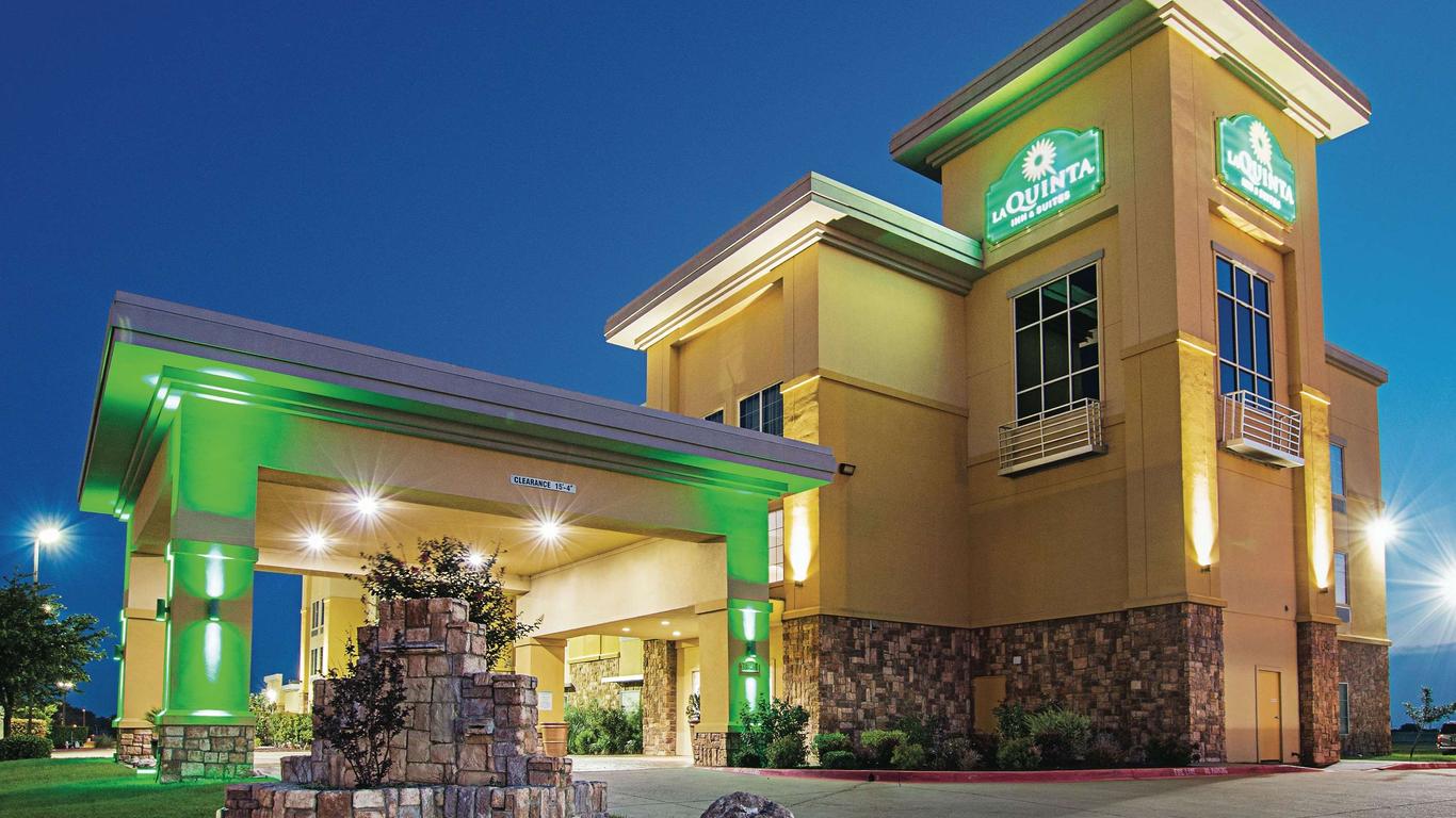 La Quinta Inn & Suites by Wyndham Ft. Worth - Forest Hill TX