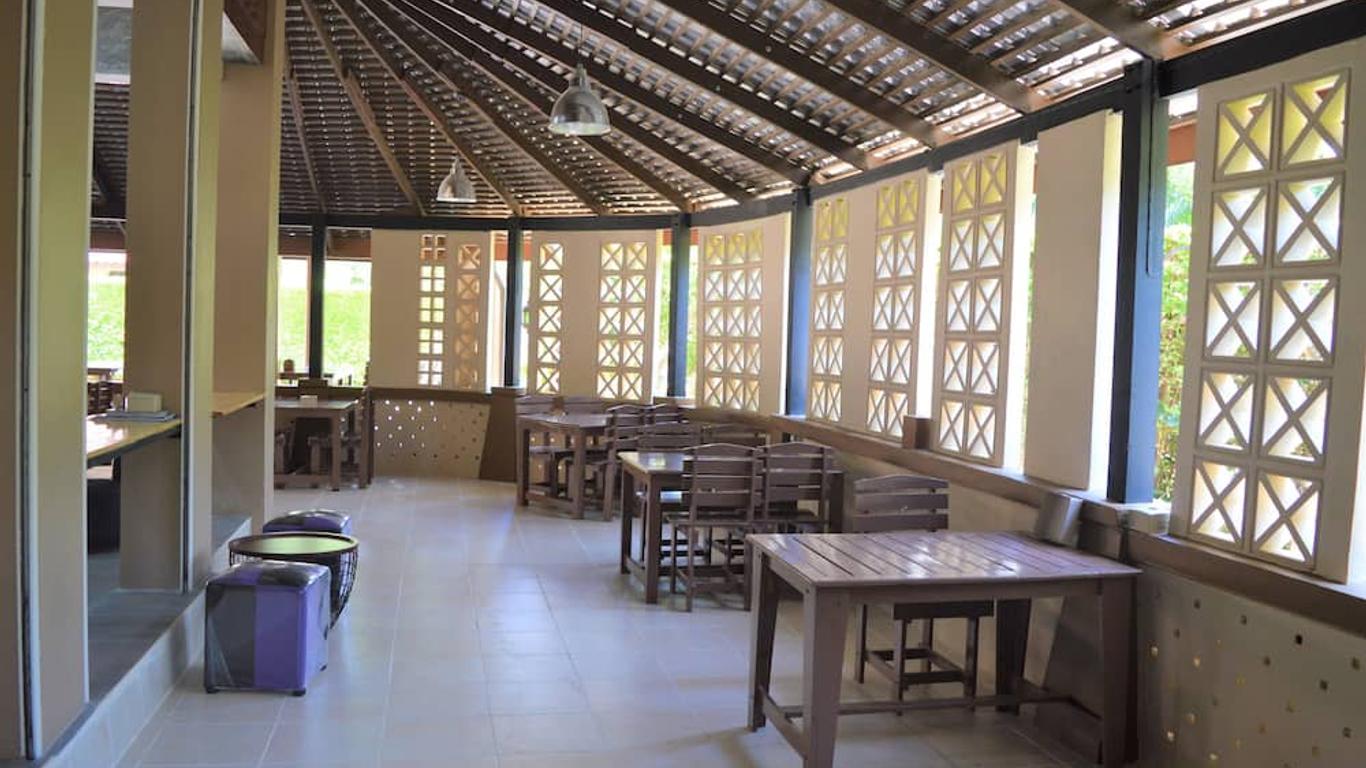 B Square Hotel at Khanom