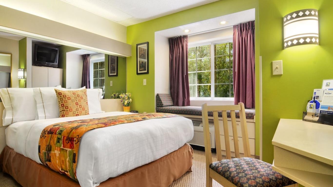 Hometown Inn & Suites Jacksonville Butler Blvd./Southpoint